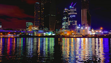 Картинка города москва россия высотка иллюминация вода река мост красота отражение празднично ночь