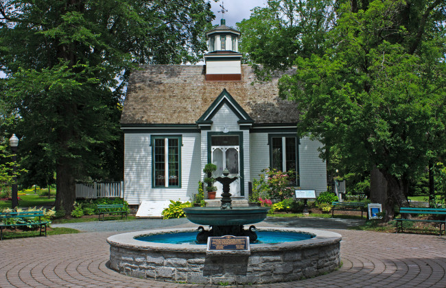 Обои картинки фото города, здания, дома, домик, фонтан