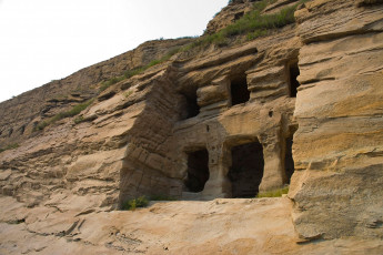 Картинка города исторические архитектурные памятники скала храм вход