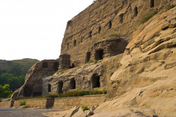 Картинка города исторические архитектурные памятники скала храм вход