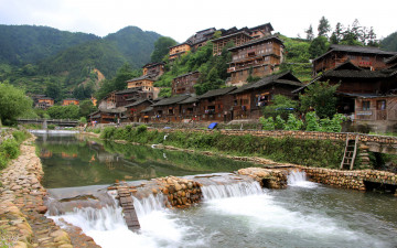 Картинка города здания дома река