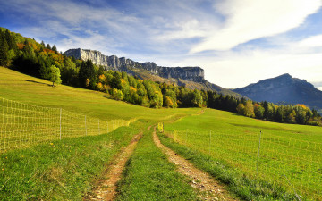 Картинка природа дороги забор горы дорога зелень холмы деревья склон