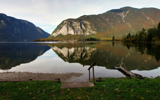Обои картинки фото природа, реки, озера, перила, гладь, отражение, трава, озеро, горы