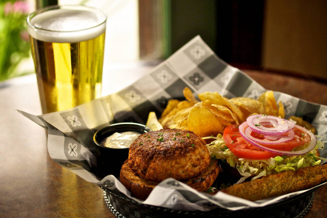 Обои картинки фото еда, разное, пиво, чипсы, соус, котлета, лук, помидор, фаст-фуд