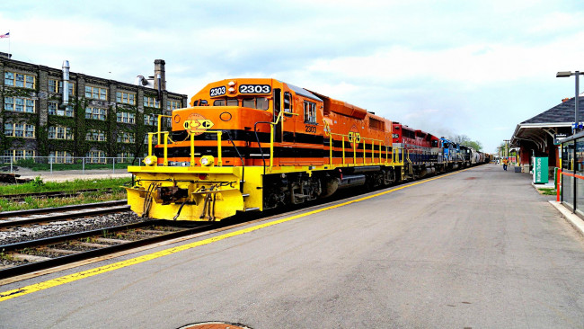 Обои картинки фото техника, поезда, перрон, станция, локомотив, состав, рельсы