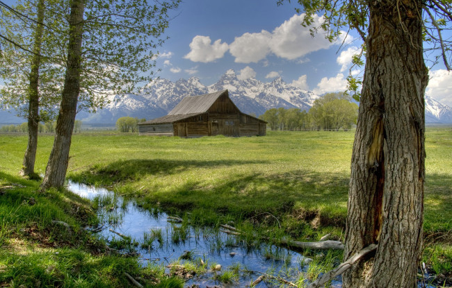 Обои картинки фото grand, teton, national, park, wyoming, природа, пейзажи, парк, горы, строение, трава, банф, хижина, thomas, moulton, barn, деревья, ручей