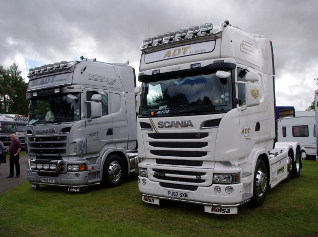 Обои картинки фото scania r500, автомобили, scania , выставка, улица, тягач, тяжелый, седельный, грузовик