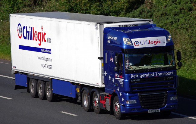 Обои картинки фото daf xf 105, 460, автомобили, daf , выставка, улица, тяжелый, тягач, седельный, грузовик