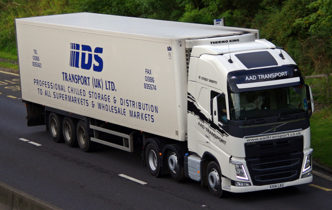 Обои картинки фото volvo fh, автомобили, volvo trucks , выставка, улица, тяжелый, тягач, седельный, грузовик