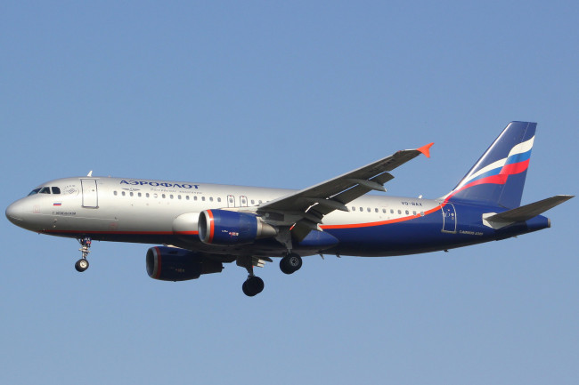 Обои картинки фото airbus a320 aeroflot, авиация, пассажирские самолёты, полет, небо, авиалайнер