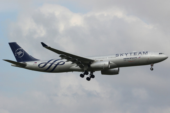 Обои картинки фото airbus a330 aeroflot, авиация, пассажирские самолёты, небо, авиалайнер, полет