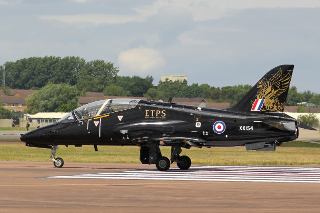 Обои картинки фото bae hawk qinetiq, авиация, боевые самолёты, аэродром, самолет, полоса