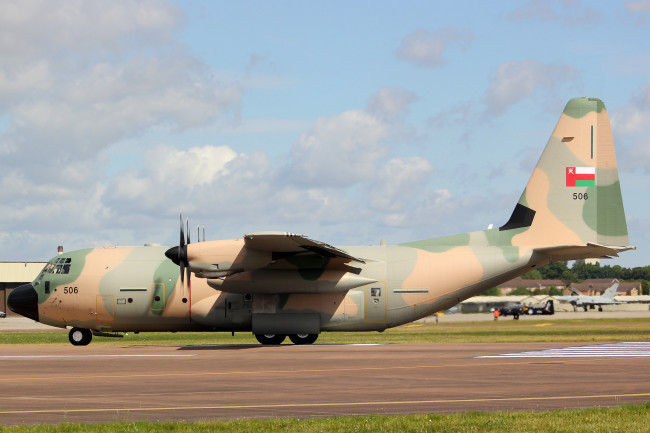Обои картинки фото c130j hercules, авиация, военно-транспортные самолёты, аэродром, самолет, полоса