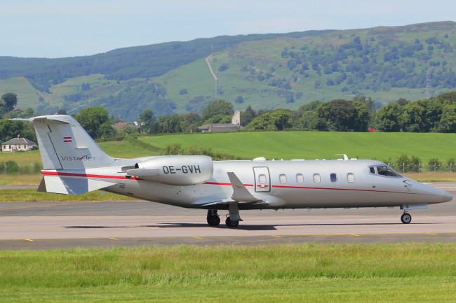 Обои картинки фото learjet 60 vistajet, авиация, пассажирские самолёты, аэропорт, полоса, авиалайнер