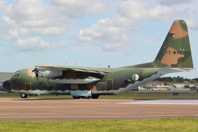 Обои картинки фото lockheed c130h algerian air force, авиация, военно-транспортные самолёты, самолет, полоса, аэродром
