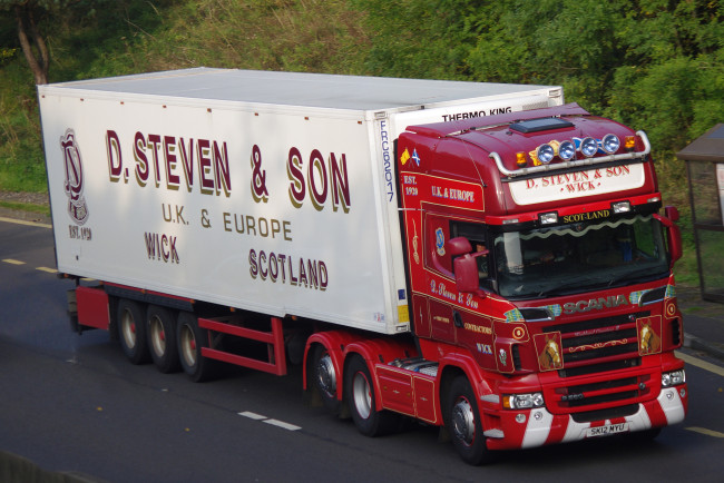 Обои картинки фото scania r560, автомобили, scania , выставка, улица, грузовик, тяжелый, седельный, тягач