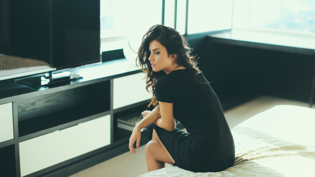 Обои картинки фото девушки, -unsort , брюнетки,  шатенки, телевизор, брюнетка, мебель, кровать