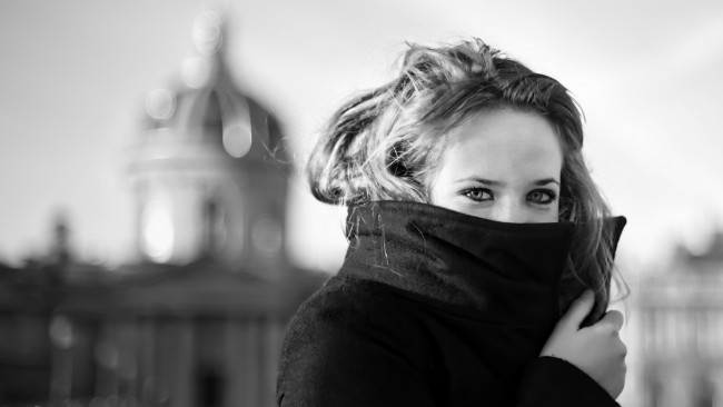 Обои картинки фото девушки, -unsort , Черно-белые обои, храм, пальто, воротник, глаза, блондинка