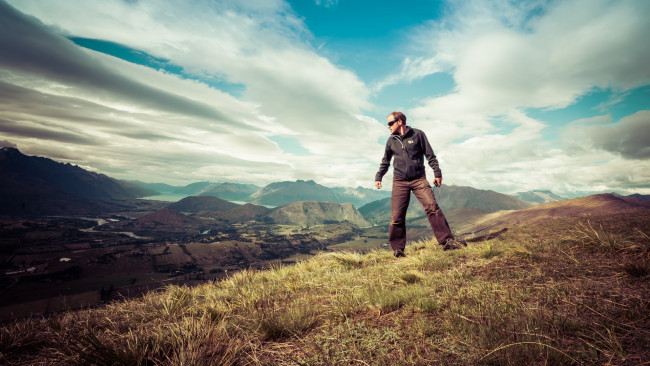 Обои картинки фото мужчины, - unsort, панорама, горы, облака, небо, очки, фотограф