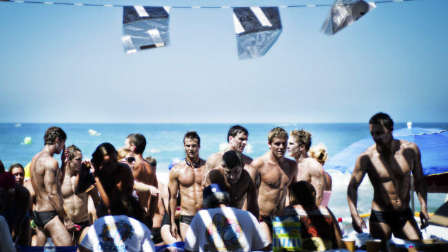 Обои картинки фото мужчины, - unsort, пляж, море, жюри, конкурс, парни