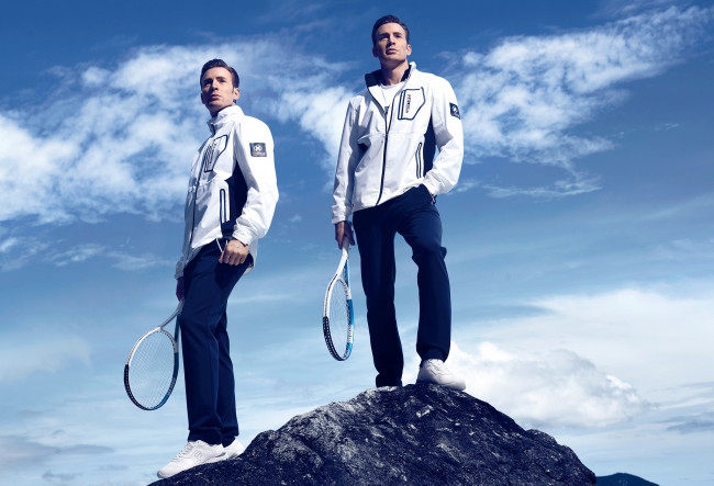 Обои картинки фото мужчины, chris evans, крис, эванс, chris, evans, актер, спортивный, костюм, ракетка, небо, облака, fila, одежда, реклама, бренд
