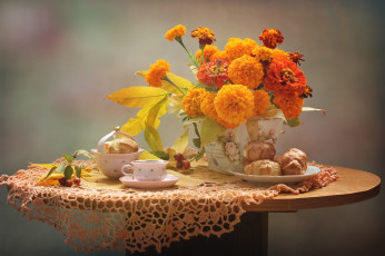 Картинка еда натюрморт бархатцы осень чашка эклер