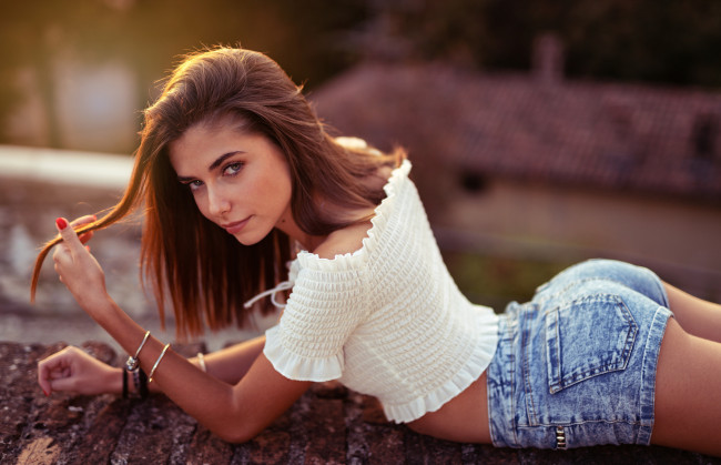 Обои картинки фото девушки, -unsort , рыжеволосые и другие, marco, squassina, женщины, на, открытом, воздухе, красные, ногти, джинсовые, шорты, задница