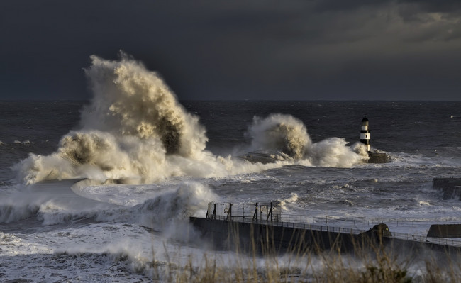 Обои картинки фото природа, маяки, маяк, шторм, волна, буря, брызги, мощь, ураган, непогода, ветер, стихия, сила, океан, море, вода
