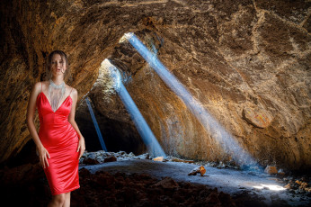 Картинка девушки disha+shemetova грот алое платье украшение