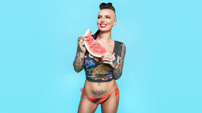 Обои картинки фото девушки, christy mack, тату, арбуз, улыбка