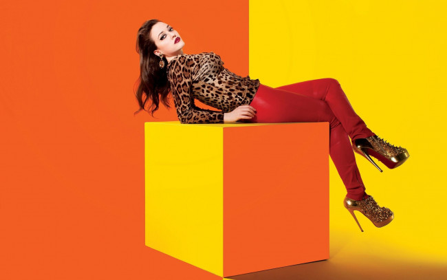 Обои картинки фото девушки, kat dennings, брюнетка, поза, куб