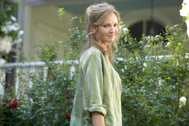 Обои картинки фото кино фильмы, hachiko,  a dogs story, женщина, кусты, розы