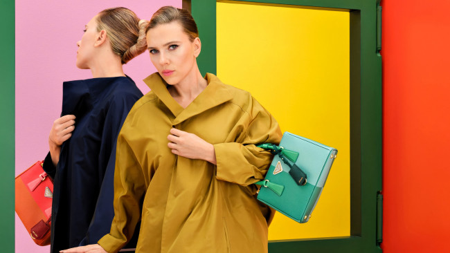 Обои картинки фото девушки, scarlett johansson, актриса, блондинка, куртка, сумка, дверь