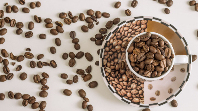 Обои картинки фото кофе, еда,  кофейные зёрна, зерна, напиток