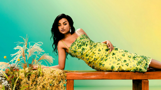 Обои картинки фото simone ashley, девушки, - брюнетки,  шатенки, брюнетка, платье, скамейка, букет