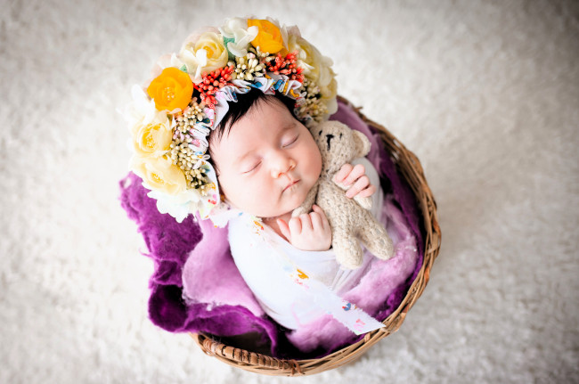 Обои картинки фото разное, дети, ребенок, сон, венок, кофта, корзина