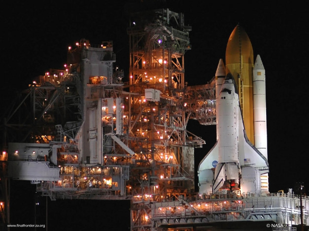 Обои картинки фото discovery, at, night, космос, космодромы, стартовые, площадки