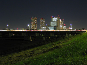 Картинка города огни ночного дома вода