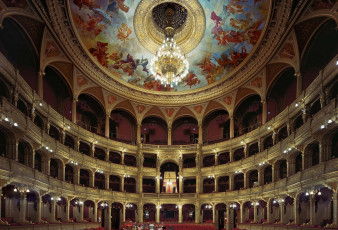 Картинка театр оперы балета венгрии будапешт интерьер театральные концертные кинозалы потолок роспись ложи люстра