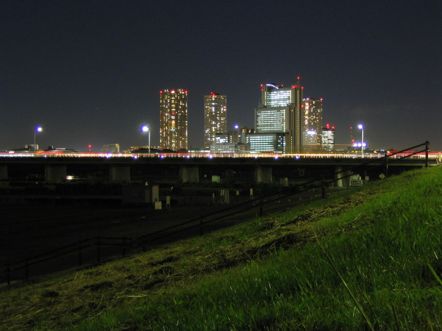 Обои картинки фото города, огни, ночного, дома, вода