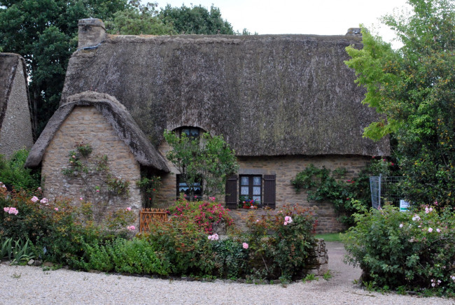 Обои картинки фото village, kerhinet, франция, города, здания, дома, дом, цветы
