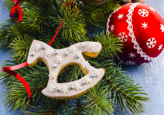 Картинка праздничные украшения лошадка елка шар