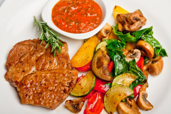 Картинка еда вторые блюда стейк овощи соус