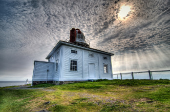 Картинка природа маяки поляна изгородь свет облака маяк трава