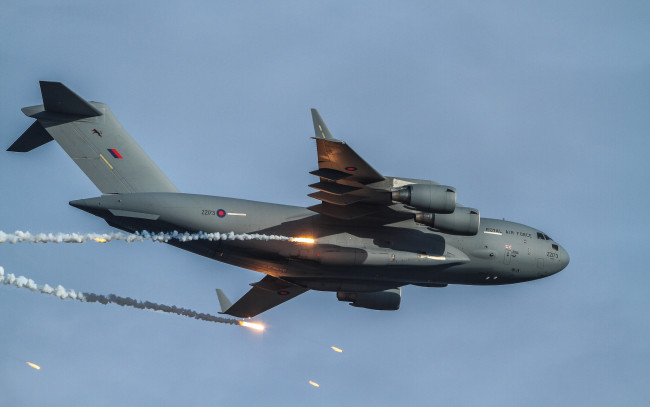 Обои картинки фото boeing, 17, globemaster, iii, авиация, военно, транспортные, самолёты, c-17, полет, ракетницы