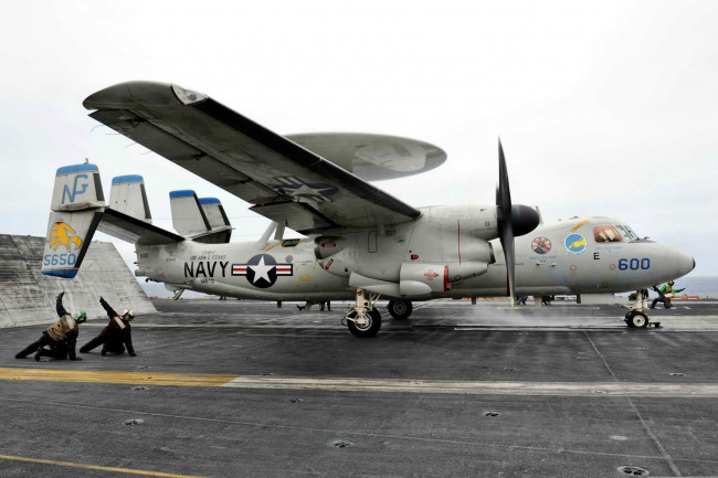 Обои картинки фото navy, 2c, hawkeye, авиация, военно, транспортные, самолёты, авианосец, палуба, самолет, взлет