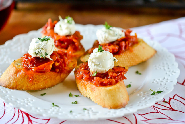 Обои картинки фото crostini, with, sun, dried, tomato, jam, еда, салаты, закуски, кростини