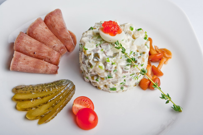 Обои картинки фото еда, салаты, закуски, оливье, огурец, помидоры, икра, яйцо