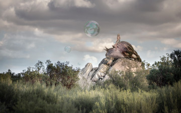 Картинка фэнтези фотоарт тучи девушка небо природа арт фон улитка пузыри