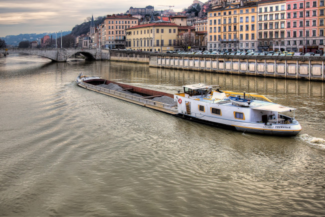 Обои картинки фото корабли, баржи, баржа, мост, канал, город